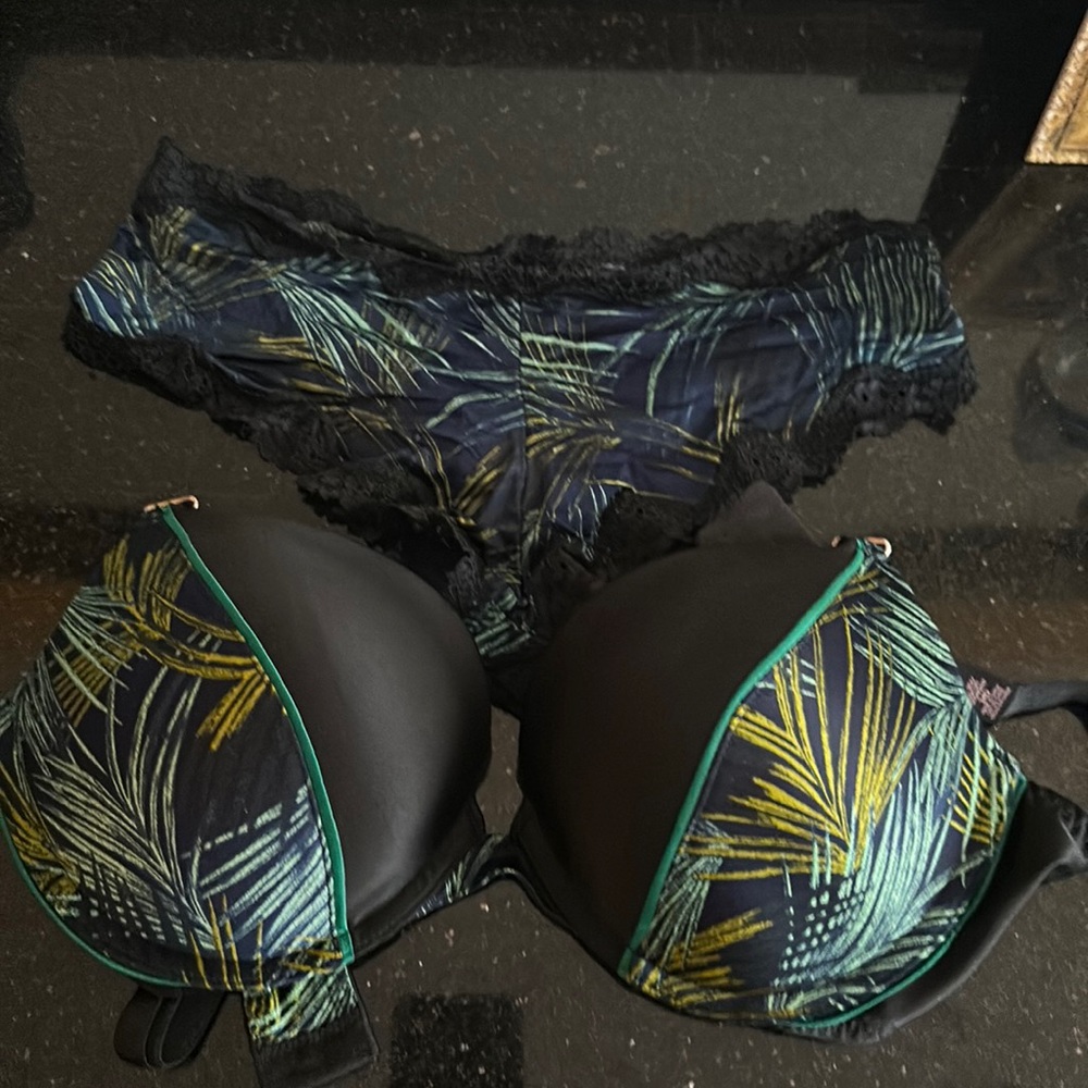 Victoria’s secret’s push-up 34D Like a new, bottom part size M